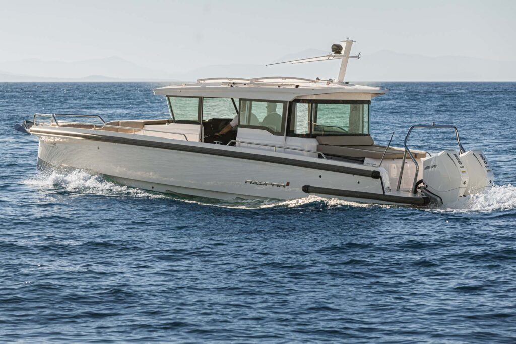 Side view of the yacht Calypso