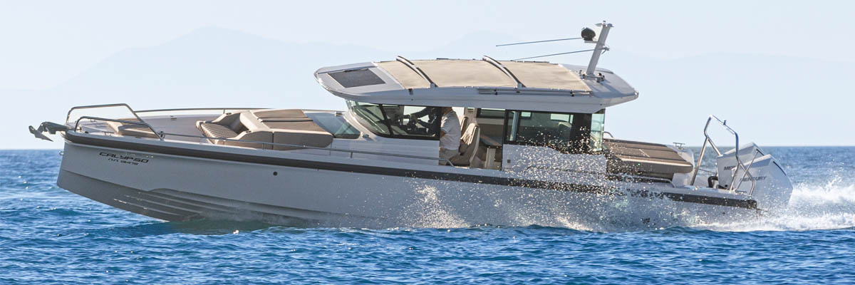 The yacht Calypso viewed from the left side while travelling