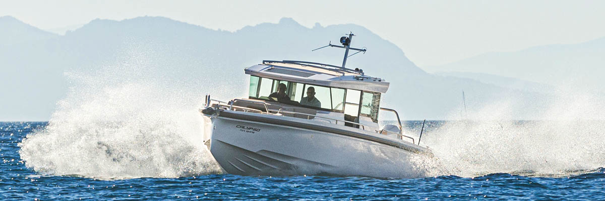 Front view of the yacht Calypso while traveling